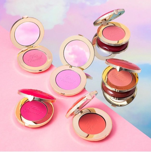 Blush en polvo de Too Faced Cloud Crush Blush
Velvety Second-Skin Powder Formula