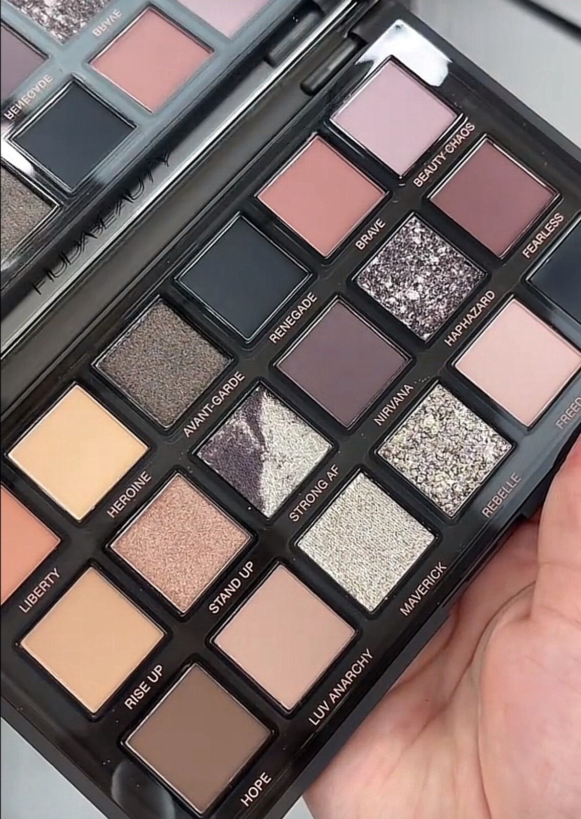 img_0493-2 HUDA BEAUTY Paleta Pretty Grunge - Imagen 2