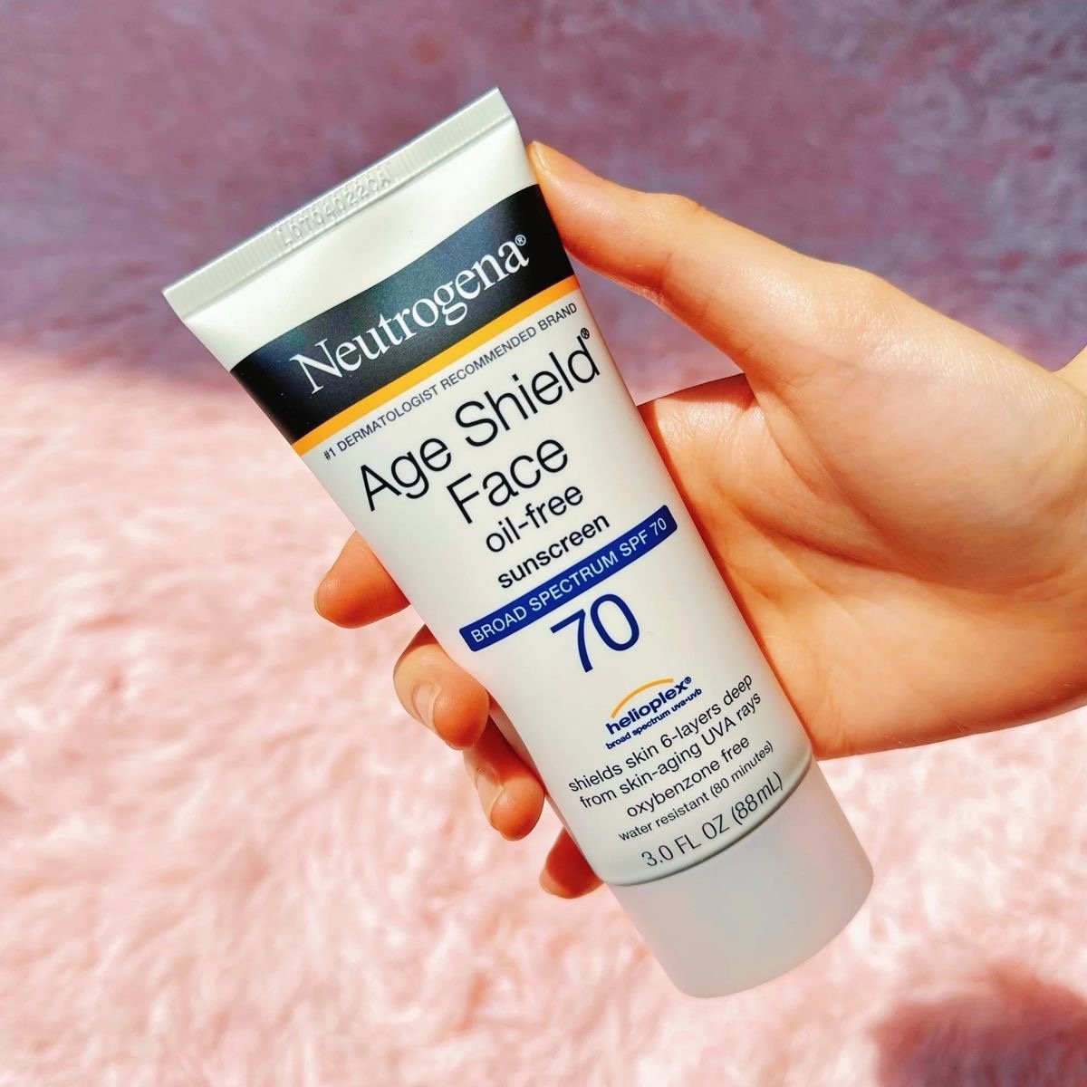 img_0271-4 Neutrogena Age Shield® Face Oil-Free Sunscreen Broad Spectrum SPF 70 - Imagen 1